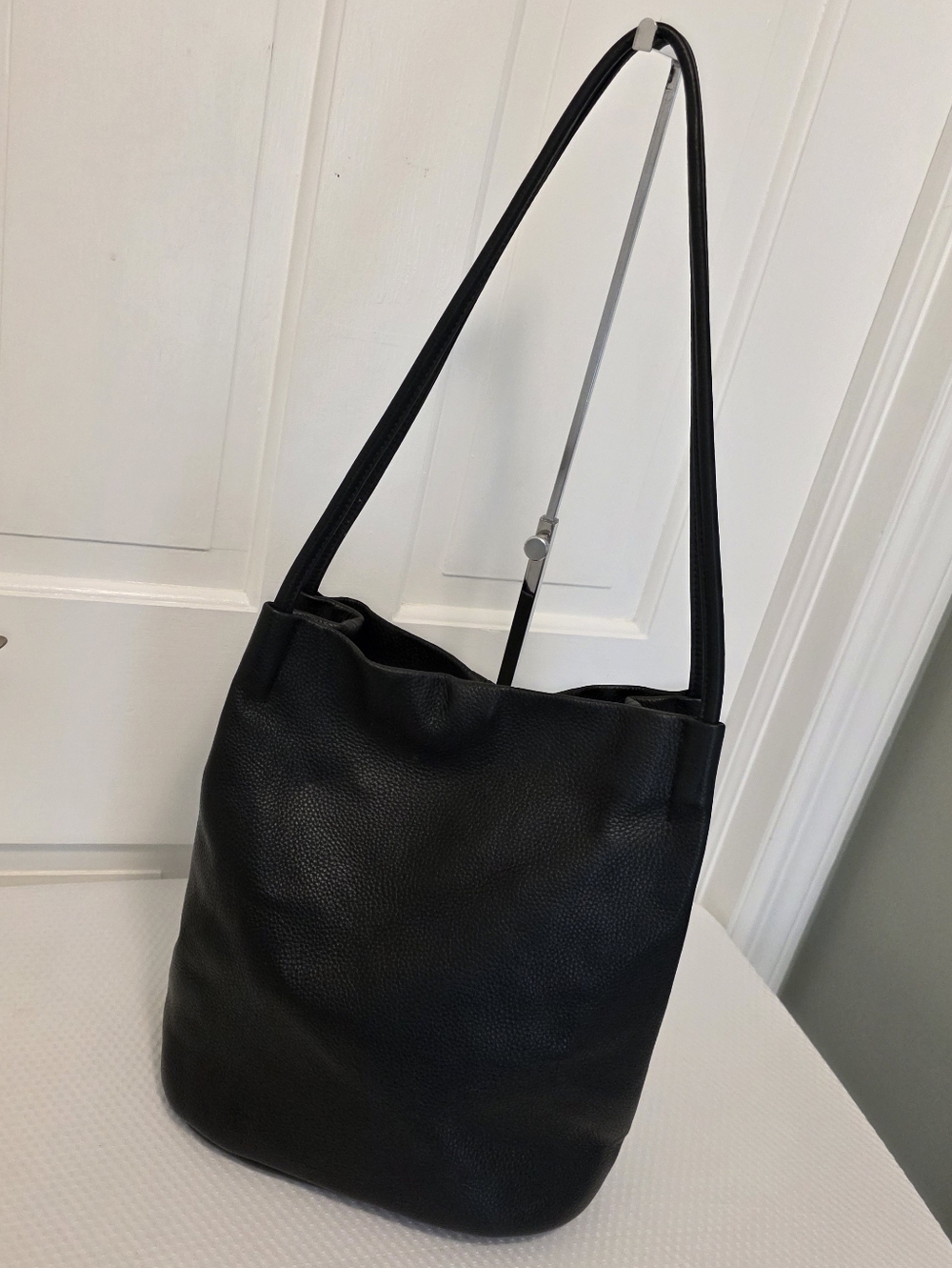 ISWEE Black Leather Tote Bucket Bag, Trendy, Versatile, Business Casual
